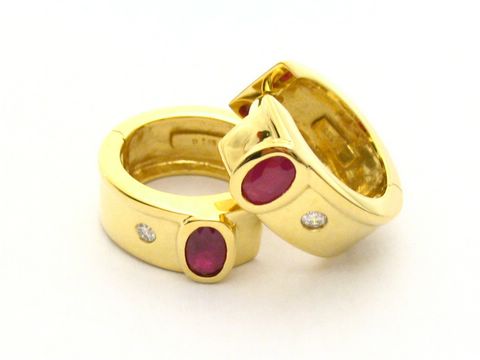 Gold Creole mit Diamant und Rubin, Hersteller Juwelier Harnisch, bis 25 mm, elegant und zeitlos, ideal für besondere Anlässe oder als hochwertiges Geschenk.