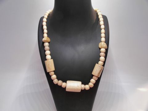 Holzkette in naturbraun mit einer Länge von 60 cm, gefertigt aus verschiedenen Holzperlen, darunter runde und rechteckige Elemente, Hersteller: Juwelier Harnisch.