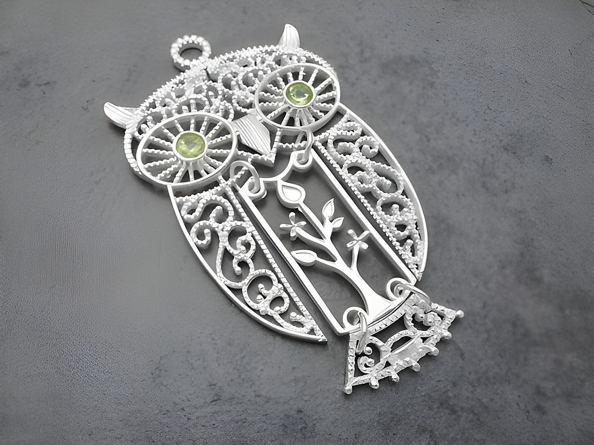 Beweglicher Silberanhänger in Form einer Eule mit Peridot-Augen und filigranem Design, symbolisiert Glück und Weisheit. Hersteller: Juwelier Harnisch.