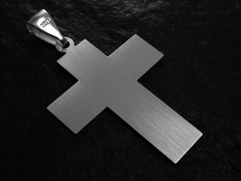 Silberner Anhänger in Form eines matten Kreuzes mit einem Durchmesser von 45 mm, detailliert mit dem Muster des Vater Unser, hergestellt von Juwelier Harnisch.