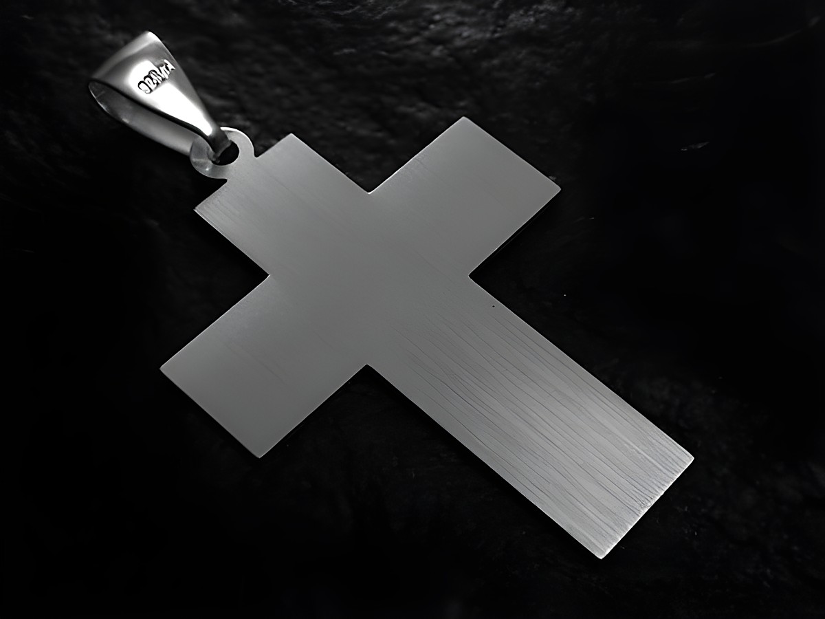 Silberner Anhänger in Form eines matten Kreuzes mit einem Durchmesser von 45 mm, detailliert mit dem Muster des Vater Unser, hergestellt von Juwelier Harnisch. – Ansicht 2