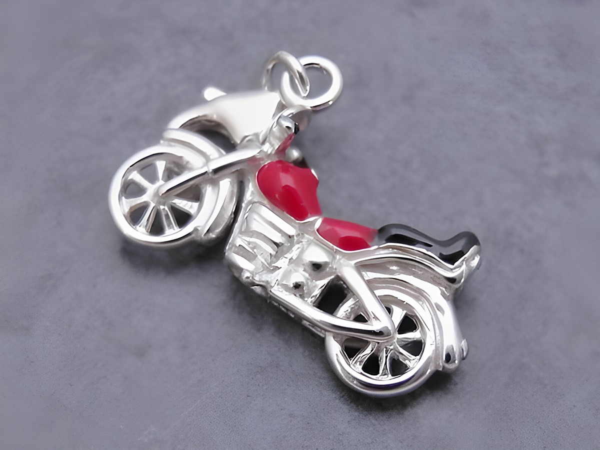 Silber Charms Anhänger Motorrad in plastisch 3D, mit roten und schwarzen Kristallelementen, hergestellt von Juwelier Harnisch, ideal für Fahrzeugliebhaber. – Ansicht 2
