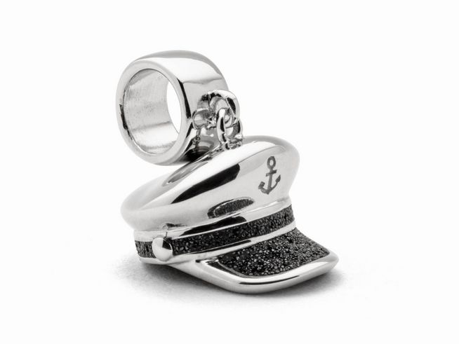 Charm in Form einer Kapitänsmütze aus Sterlingsilber mit feinen Details und einem Anker-Symbol, hochwertig verarbeitet und ideal für maritime Schmuckliebhaber.