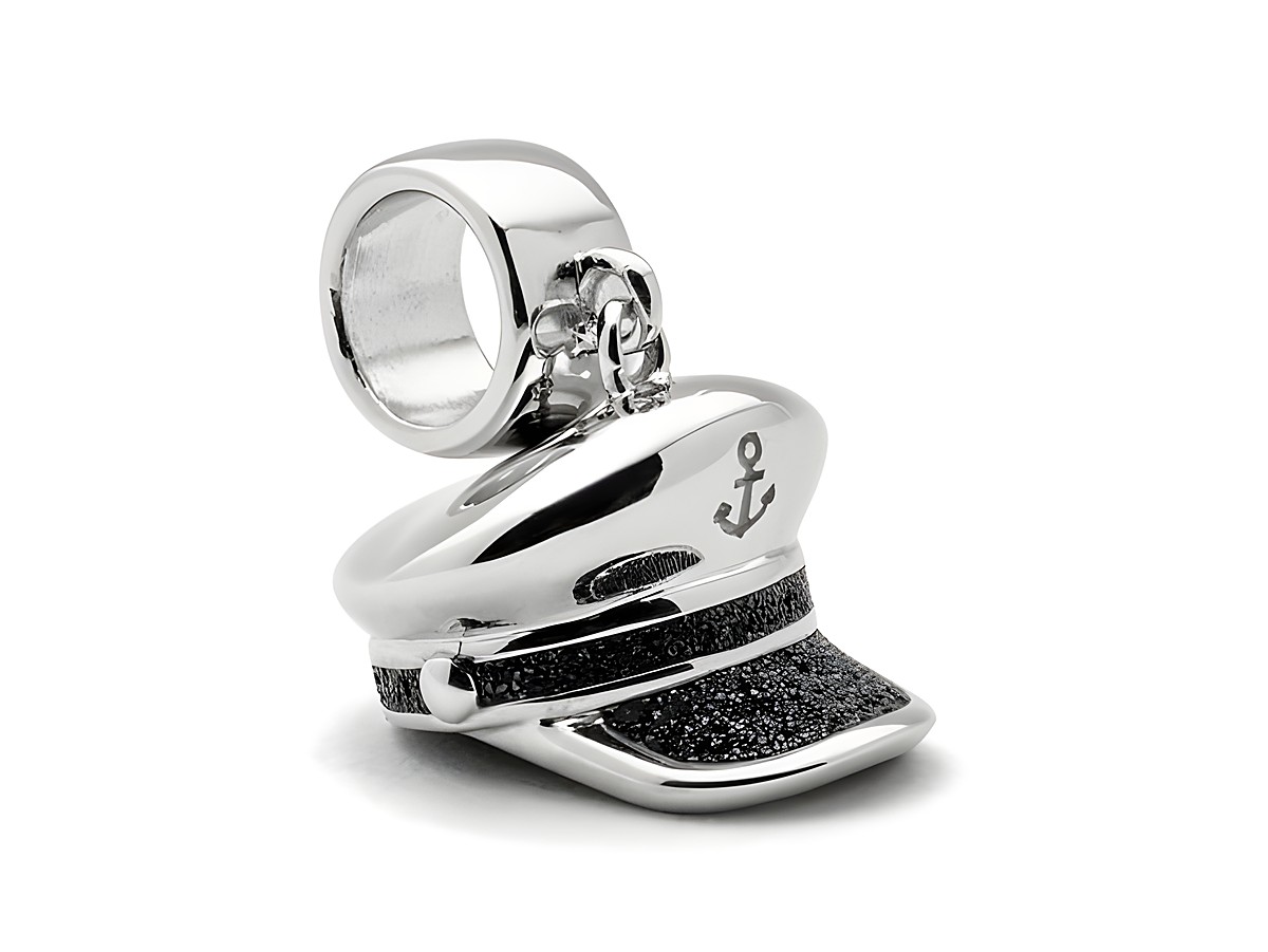 Charm in Form einer Kapitänsmütze aus Sterlingsilber mit feinen Details und einem Anker-Symbol, hochwertig verarbeitet und ideal für maritime Schmuckliebhaber.