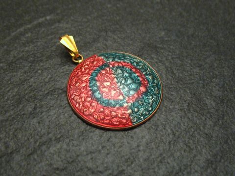 Blauer und rosa Emaille Anhänger in Kreisform mit geschwungenem Muster, vergoldete Fassung, Vintage Design, Hersteller Juwelier Harnisch.