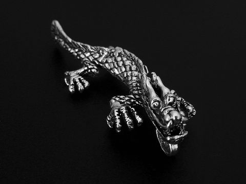 Silber Anhänger eines Drachen in fantasievollem Design, hergestellt von Juwelier Harnisch. Der Drache hat detaillierte Schuppen und einen imposanten Gesichtsausdruck. Ideal für Tierliebhaber.
