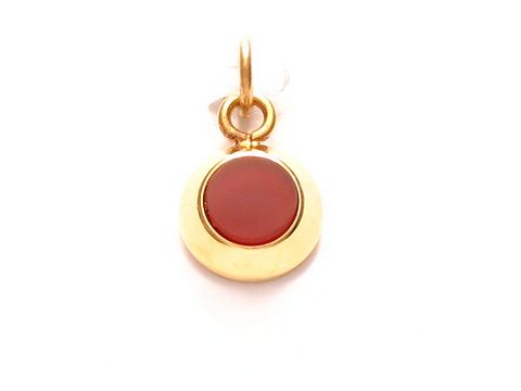 Karneol runder Anhänger mit goldener Auflage von Juwelier Harnisch, elegantes Design, ideal als Schmuckstück für jeden Anlass.