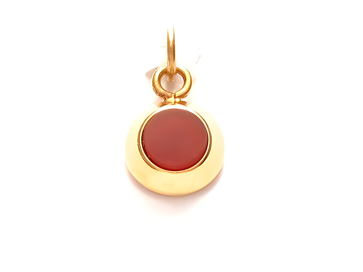 Karneol runder Anhänger mit goldener Auflage von Juwelier Harnisch, elegantes Design, ideal als Schmuckstück für jeden Anlass.