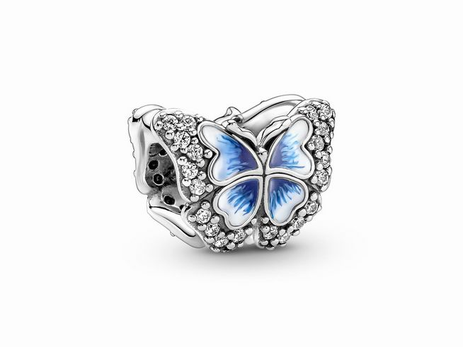 Pandora Blauer Schmetterling Charm aus Silber mit Emaille und Zirkonia in Blau, kunstvoll gestaltet mit einem detailreichen Schmetterlingsmotiv und funkelnden Steinen.