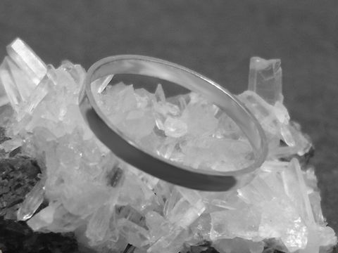 Silber Ring rhodiniert 2mm breit Größe 53 16,8mm auf einer designten Kristallbasis zu sehen, hergestellt von Juwelier Harnisch bis Größe 54 17,2mm.