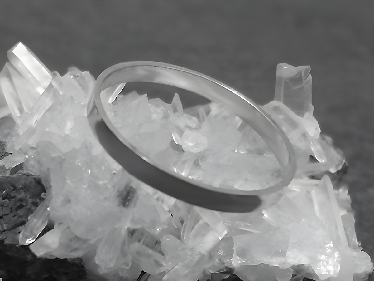 Silber Ring rhodiniert 2mm breit Größe 53 16,8mm auf einer designten Kristallbasis zu sehen, hergestellt von Juwelier Harnisch bis Größe 54 17,2mm.