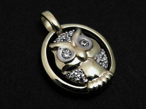 Eule Gold Anhänger symbolisch mit weißen Zirkonia, Hersteller Juwelier Harnisch, stilvolles Schmuckstück für Tierliebhaber.