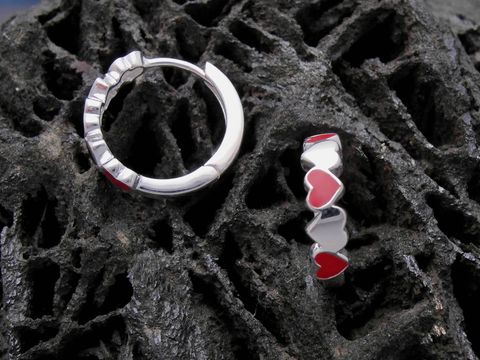 Silberne Creolen mit roten Herzen und LACK ROT, Hersteller: Juwelier Harnisch, geeignet für Kinder. Perfekt für kleine Mädchen, die Schmuck lieben.