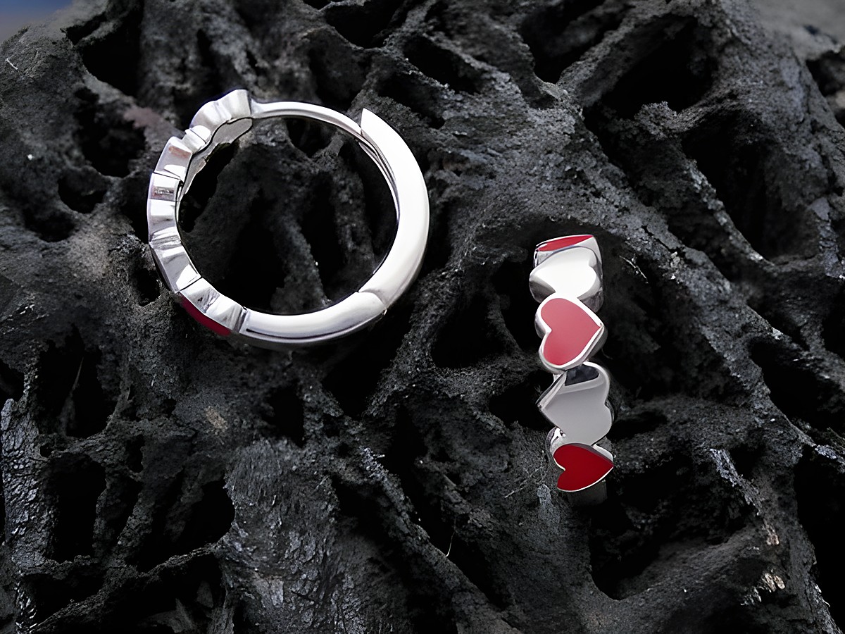 Silberne Creolen mit roten Herzen und LACK ROT, Hersteller: Juwelier Harnisch, geeignet für Kinder. Perfekt für kleine Mädchen, die Schmuck lieben.
