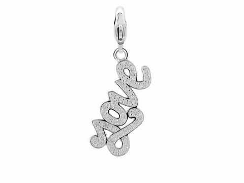 Der Ti Sento Silber Charm zeigt das Wort Love in verspielter Schrift, verziert mit funkelnden Zirkonia-Steinen, ideal für eine liebevolle Botschaft.