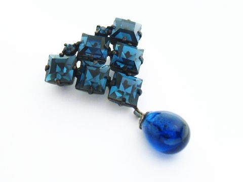Blaue Strass Brosche im Sexy City Look mit quadratischen blauen Strasssteinen und einem tropfenförmigen, blauen Anhänger, Hersteller Juwelier Harnisch, strahlendes Design.