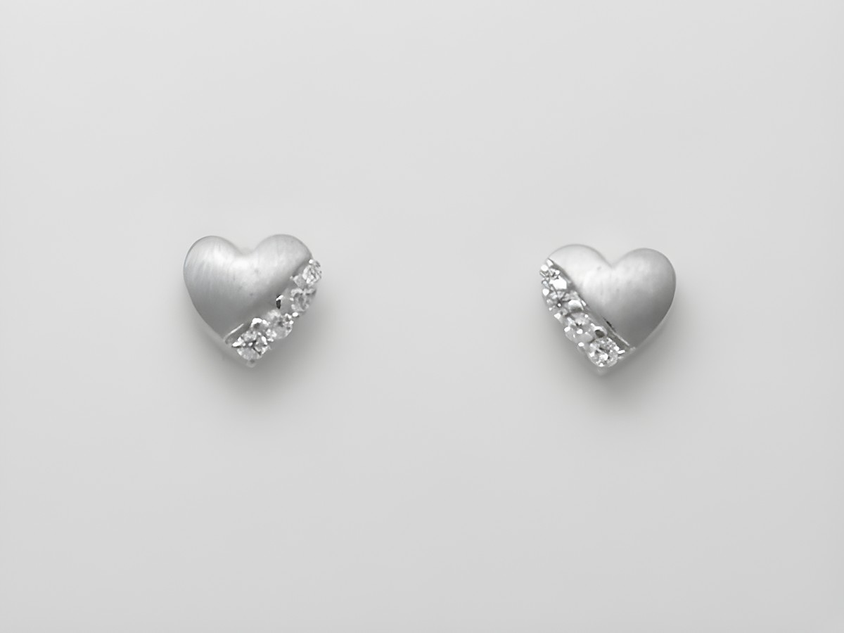 Silber Ohrringe in Herzform aus Sterling Silber mit Zirkonia-Stecker, Hersteller Juwelier Harnisch, allerliebst und funkelnd.