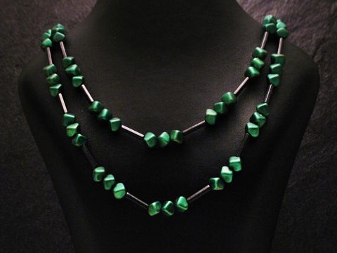 62309-0 Zweireihige Kette eckige Perlen -NEU- Grün, Hersteller: Juwelier Harnisch, Perlenketten, stilvoll präsentiert auf einem schwarzen Halsband, ideal für elegante Anlässe.