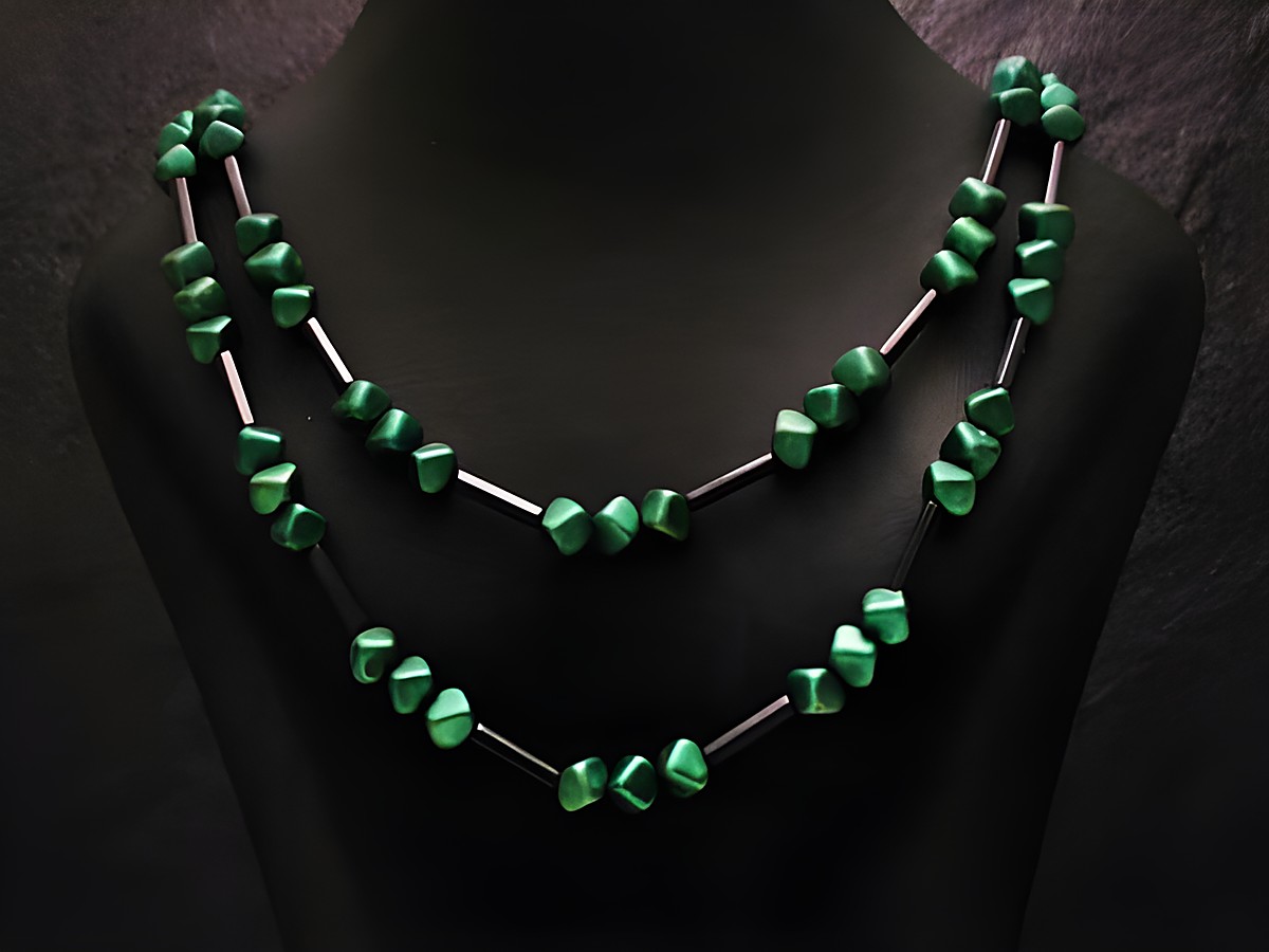 Zweireihige Kette eckige Perlen -NEU- Grün, Hersteller: Juwelier Harnisch, Perlenketten, stilvoll präsentiert auf einem schwarzen Halsband, ideal für elegante Anlässe.