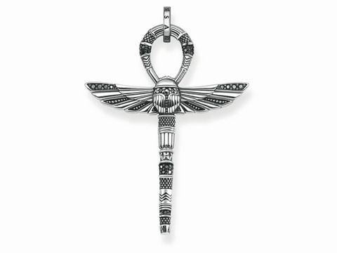 Schwarzer Silberanhänger von Thomas Sabo in Form eines Ankh mit Flügeln und feinen Details, ideal für Ketten, verleiht eleganten Charme und ägyptisches Flair.