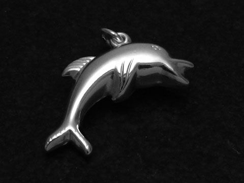 Ein glänzender Delphin Anhänger aus Sterling Silber, hergestellt vom Juwelier Harnisch, mit feinen Details und einer ansprechenden Form der Tierdarstellung.