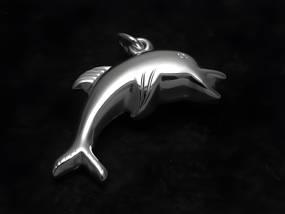 Ein glänzender Delphin Anhänger aus Sterling Silber, hergestellt vom Juwelier Harnisch, mit feinen Details und einer ansprechenden Form der Tierdarstellung.