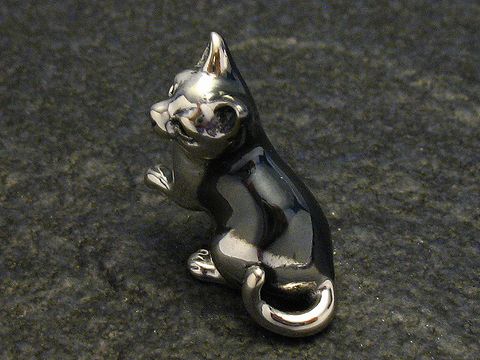 Silberne Katze stehend, plastisch gestaltet, Größe 20 mm, Hersteller Juwelier Harnisch, elegante Figur mit feinen Details und glänzender Oberfläche. Ideal als Schmucksymbol oder Dekoration.