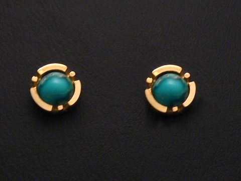 Türkise Gold Ohrstecker des Juweliers Harnisch mit runden türkisen Steinen, umrahmt von goldfarbenen Elementen, elegantes Accessoire für jeden Anlass.