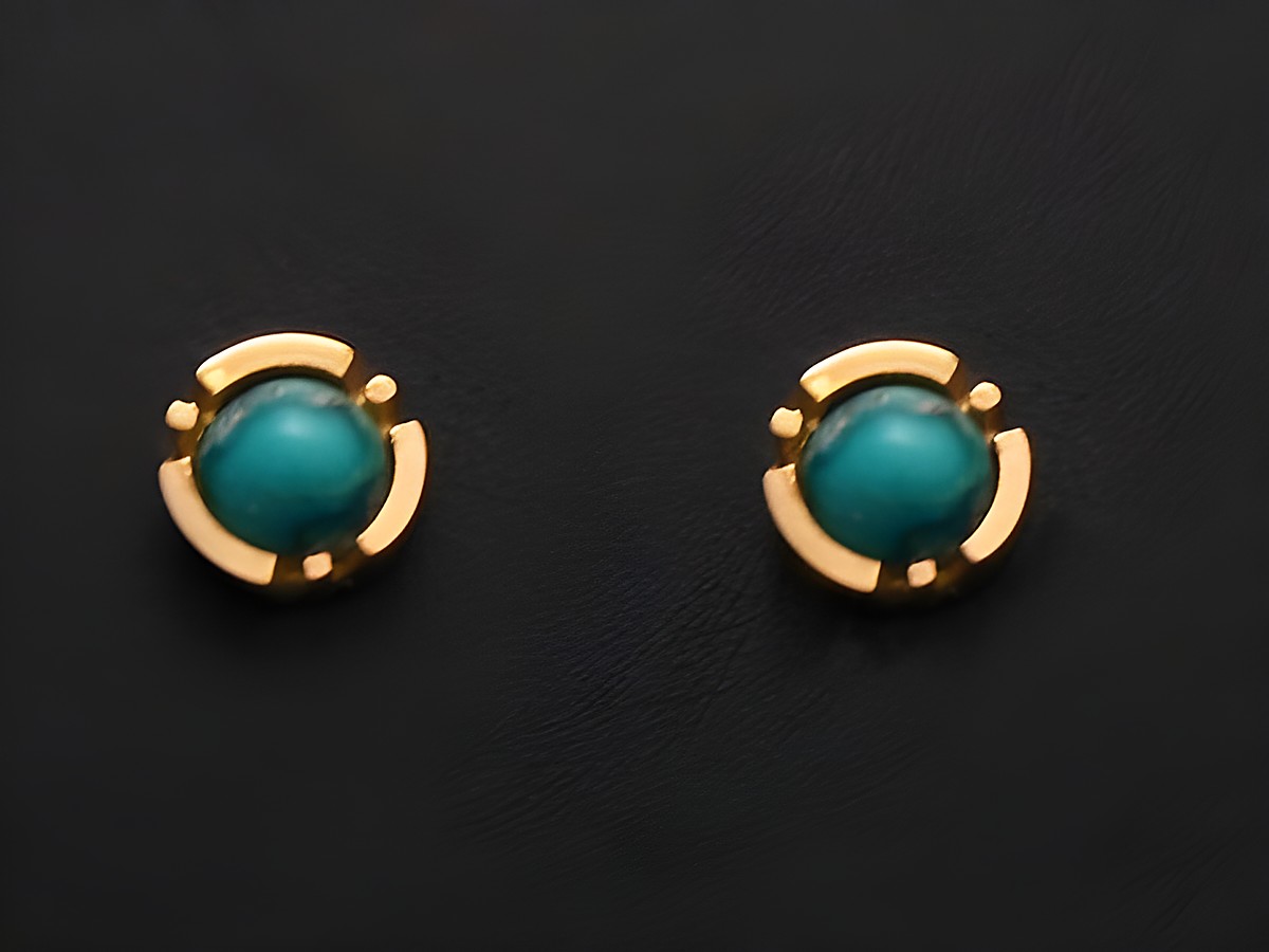 Türkise Gold Ohrstecker des Juweliers Harnisch mit runden türkisen Steinen, umrahmt von goldfarbenen Elementen, elegantes Accessoire für jeden Anlass.