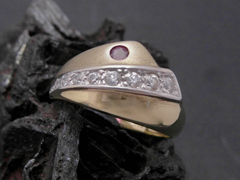Gold Ring charismatisch Gold 333 bicolor mit einem Rubin und Zirkonia besetzt, eleganter Goldring Größe 56, Hersteller Juwelier Harnisch, stilvoll und zeitlos.