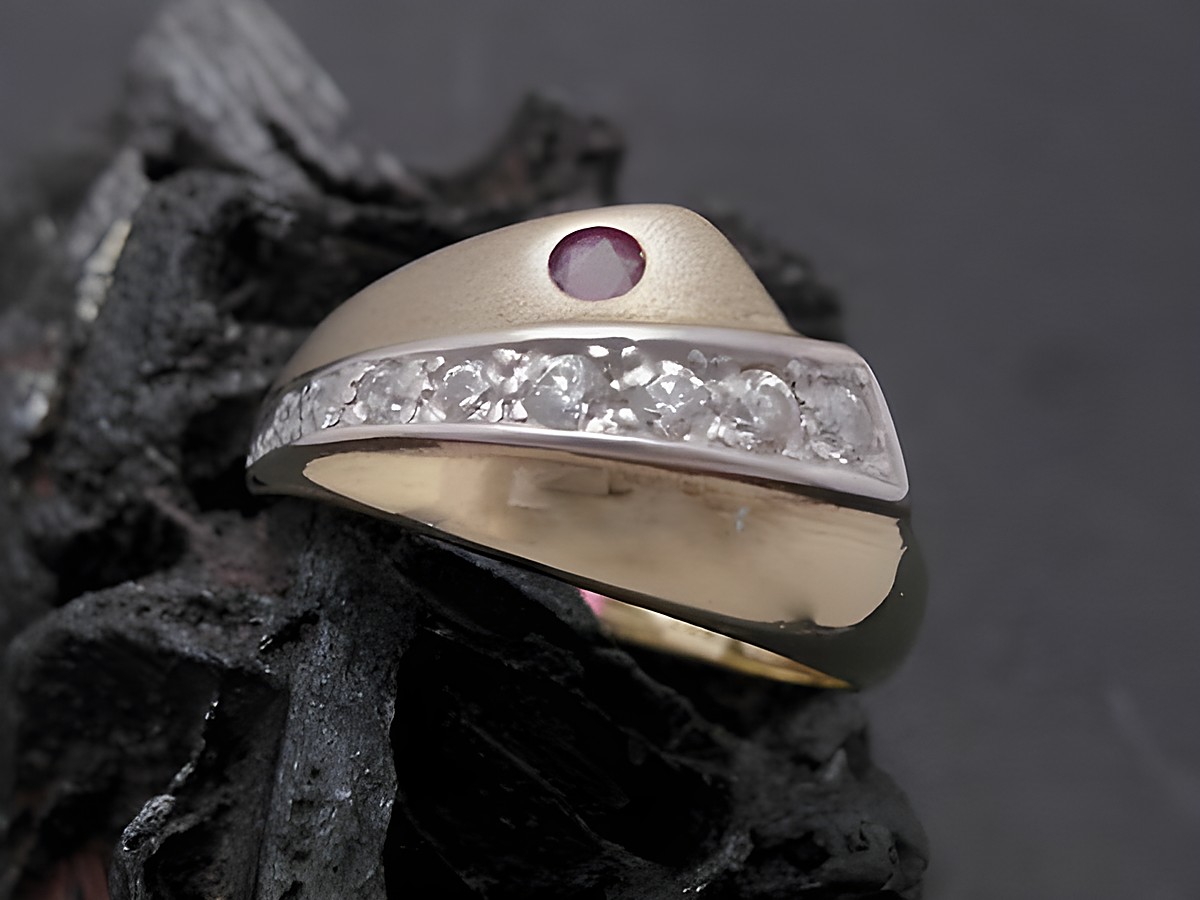 Gold Ring charismatisch Gold 333 bicolor mit einem Rubin und Zirkonia besetzt, eleganter Goldring Größe 56, Hersteller Juwelier Harnisch, stilvoll und zeitlos.