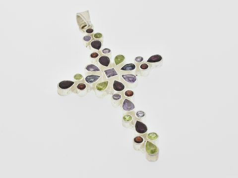 Kreuz Silber Anhänger glamourös mit Granat, Amethyst und Peridot, Hersteller Juwelier Harnisch, kunstvoll gestaltete Steine in verschiedenen Formen und Farben, perfekt für besondere Anlässe.