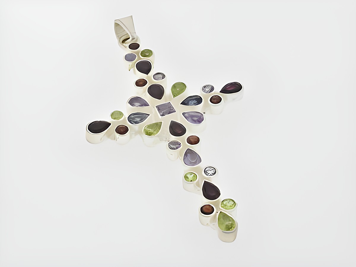 Kreuz Silber Anhänger glamourös mit Granat, Amethyst und Peridot, Hersteller Juwelier Harnisch, kunstvoll gestaltete Steine in verschiedenen Formen und Farben, perfekt für besondere Anlässe.