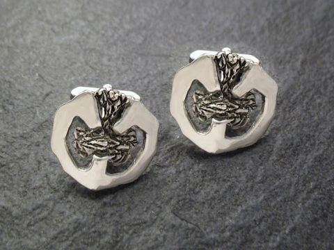 Silberfarbene, ausgefallene rhodinierte Manschettenknöpfe von Juwelier Harnisch mit komplexem Design, ideal für stilvolle Anlässe und elegante Outfits.