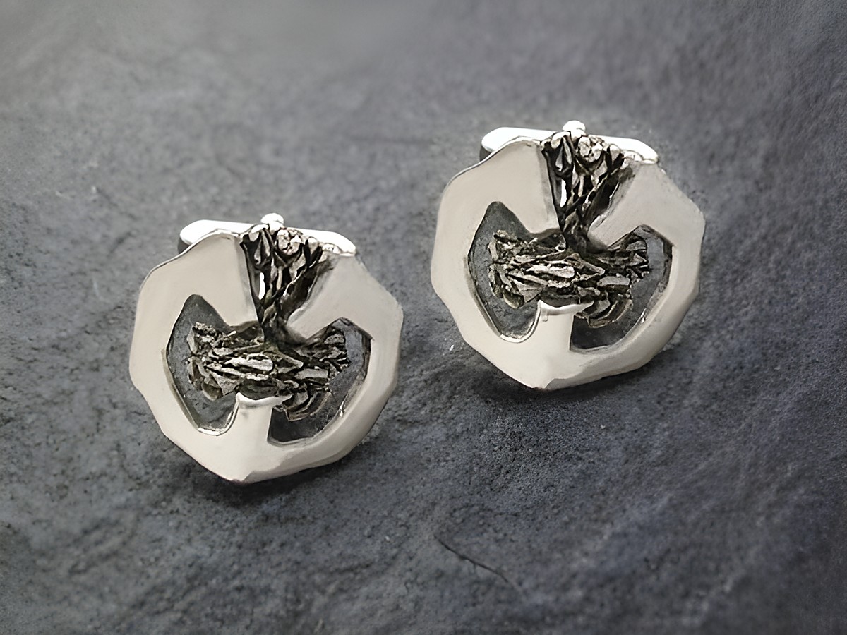 Silberfarbene, ausgefallene rhodinierte Manschettenknöpfe von Juwelier Harnisch mit komplexem Design, ideal für stilvolle Anlässe und elegante Outfits.