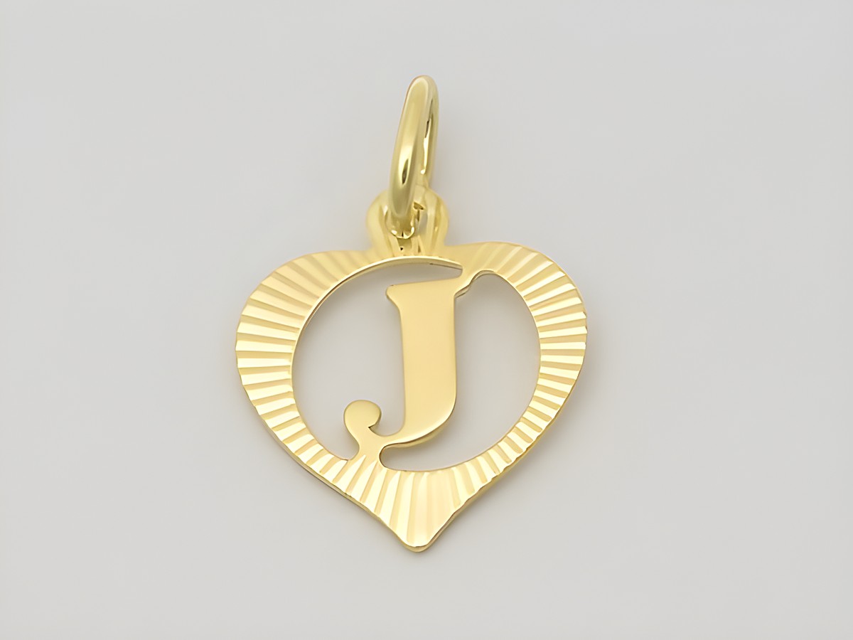 Herz Anhänger mit dem Buchstaben J aus 333 Gold, diamantiert, Hersteller Juwelier Harnisch, elegantes Design für persönlichen Stil.