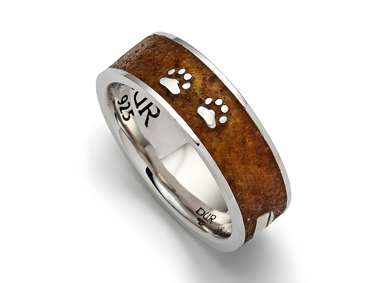 Sterling Silber Ring von DUR mit der Bezeichnung Lucky Dog 2.0, Gr. 60, ausgestattet mit Bernstein und zwei eingeprägten Pfotenabdrücken auf der Oberseite.