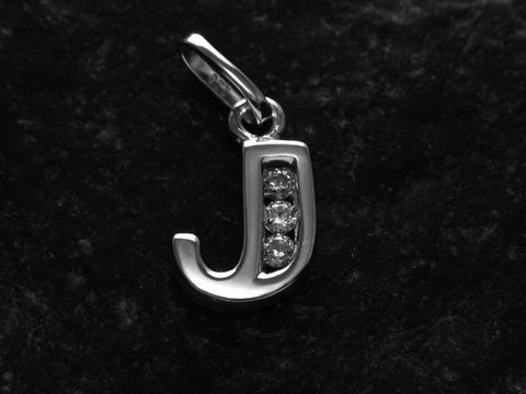 Anhänger aus rhodiniertem Silber mit dem Buchstaben J und Zirkonia-Steinen, gefertigt vom Juwelier Harnisch. Ideal für eine persönliche Note oder als Geschenk.