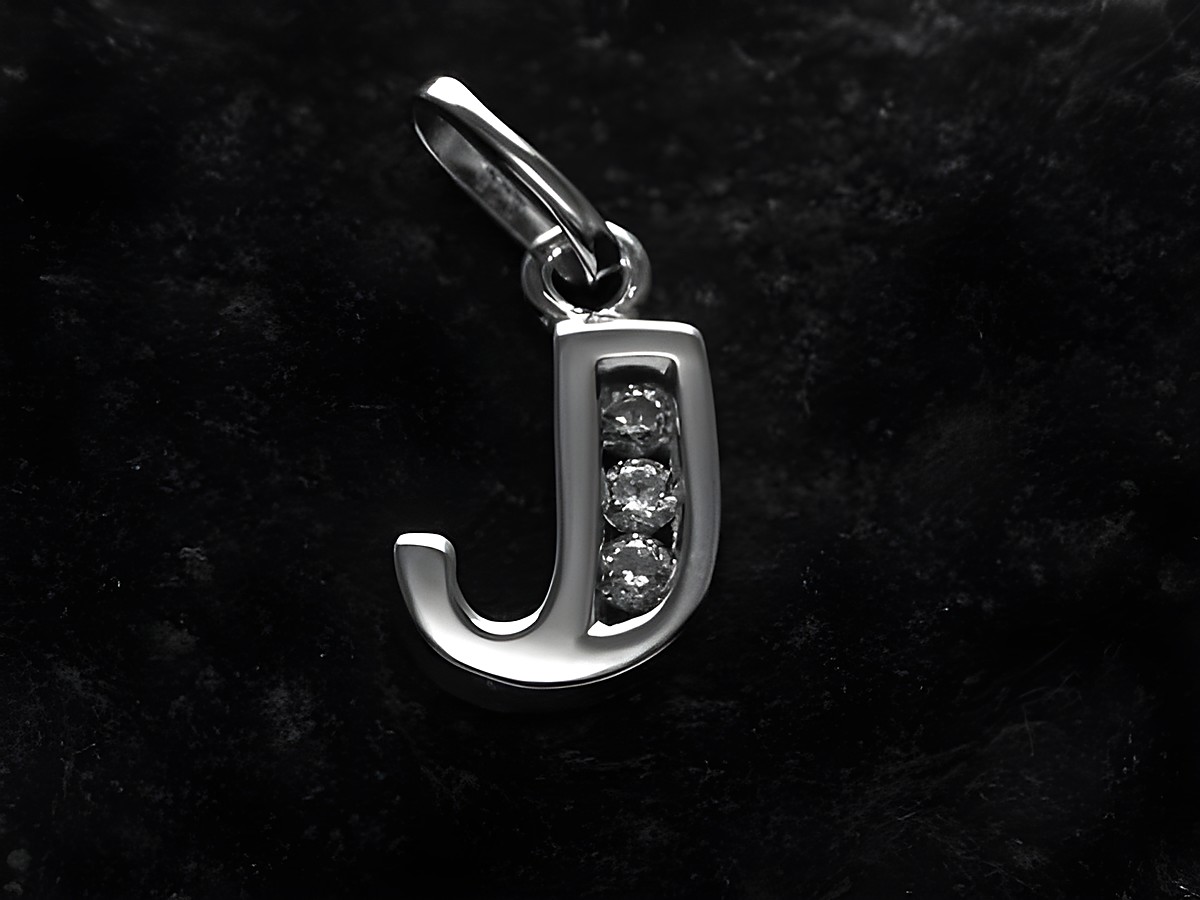 Anhänger aus rhodiniertem Silber mit dem Buchstaben J und Zirkonia-Steinen, gefertigt vom Juwelier Harnisch. Ideal für eine persönliche Note oder als Geschenk.