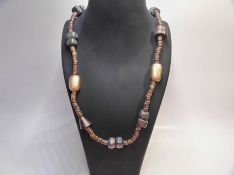 Bunte Holz Kette mit verschiedenen Perlen in unterschiedlichen Formen und Farben, 22 mm breit, 90 cm lang, hergestellt von Juwelier Harnisch, ideal als Schmuckstück.