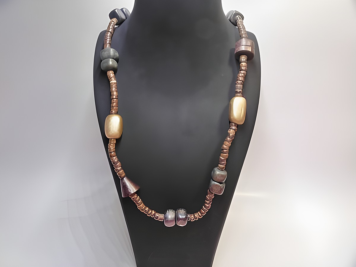 Bunte Holz Kette mit verschiedenen Perlen in unterschiedlichen Formen und Farben, 22 mm breit, 90 cm lang, hergestellt von Juwelier Harnisch, ideal als Schmuckstück.