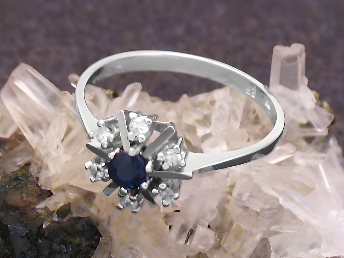 Weißgold 585 Ring blumig mit Diamanten und Saphir in Größe 57, Goldring Hersteller Juwelier Harnisch bis Größe 58/18,5.