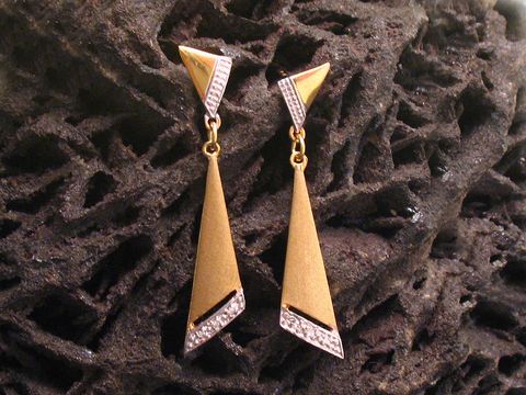 Schicke Gold Ohrhänger bicolor von Juwelier Harnisch, ohne Stein, mit einem modernen Design, bestehend aus dreieckigen und geometrischen Formen. Ideal für besondere Anlässe.