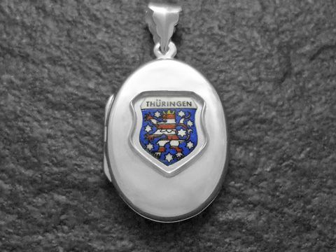 Silbernes Medaillon mit dem Wappen von Thüringen, Hersteller Juwelier Harnisch. Das Wappen ist in blauen und goldenen Farben mit roten und weißen Beschriftungen gestaltet.