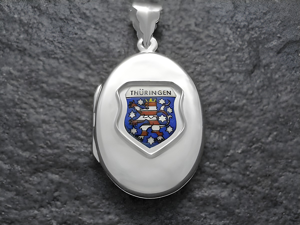 Silbernes Medaillon mit dem Wappen von Thüringen, Hersteller Juwelier Harnisch. Das Wappen ist in blauen und goldenen Farben mit roten und weißen Beschriftungen gestaltet.