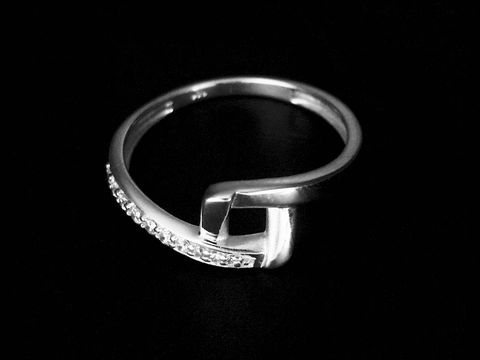 300805-0 Silber Ring in eckiger Form, modisch gestaltet mit Zirkonia, rhodiniert, Größe 58, Hersteller Juwelier Harnisch, passend bis Größe 58 oder 18,4.