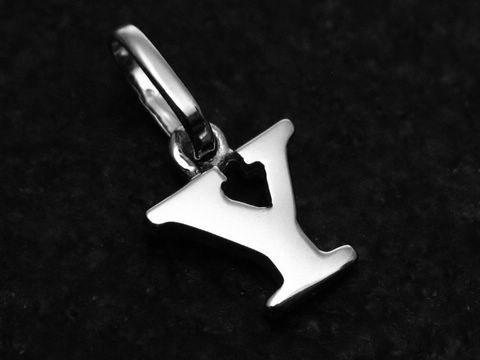 Y Buchstaben Anhänger 925 Sterling Silber rhodiniert von Juwelier Harnisch, elegantes Design mit Herz-Ausschnitt, ideal zum persönlichen Schmuck tragen oder verschenken.