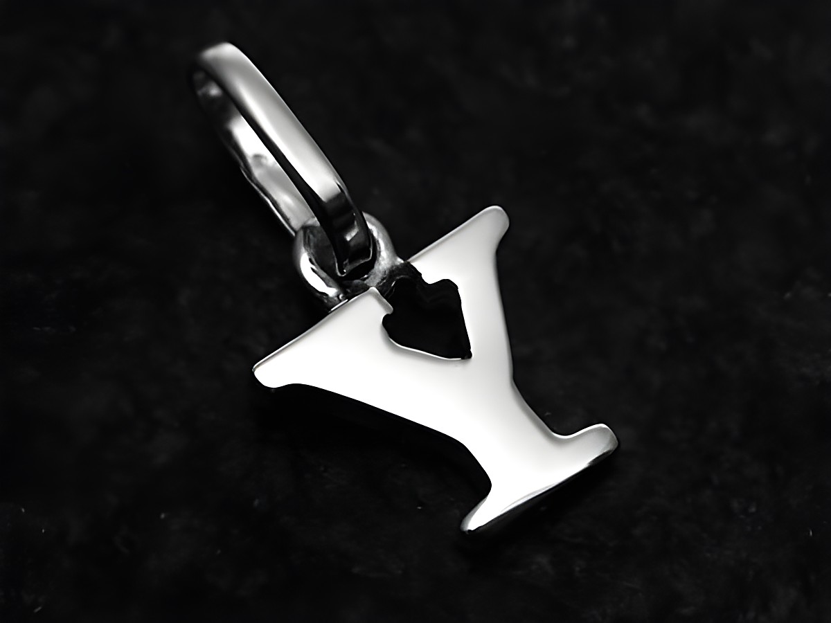 Y Buchstaben Anhänger 925 Sterling Silber rhodiniert von Juwelier Harnisch, elegantes Design mit Herz-Ausschnitt, ideal zum persönlichen Schmuck tragen oder verschenken.
