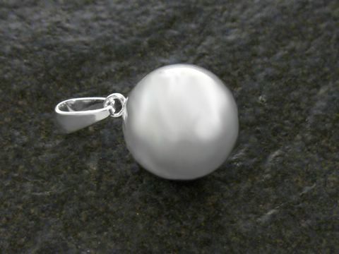 Kugelhänger 14 mm aus poliertem Sterling Silber, hergestellt von Juwelier Harnisch, glänzende Kugel in elegantem Design, ideal für jeden Anlass.
