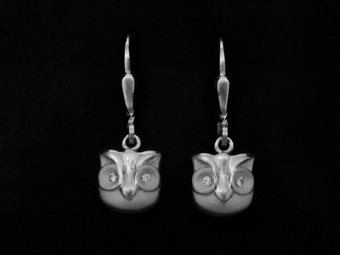 Silber Ohrringe in Eulenform, teilmattiert, als Ohrhänger gestaltet, rhodiniert und mit Zirkonia verziert, Hersteller Juwelier Harnisch, stilvolle Ohrhänger mit Stein.